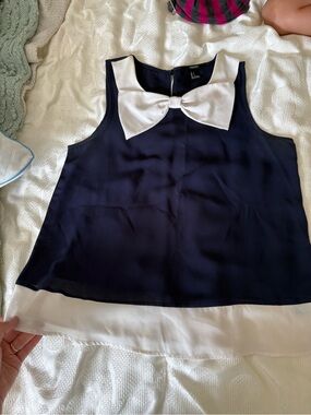 Forever 21 sleeveless navy/ivory bow shirt size Small